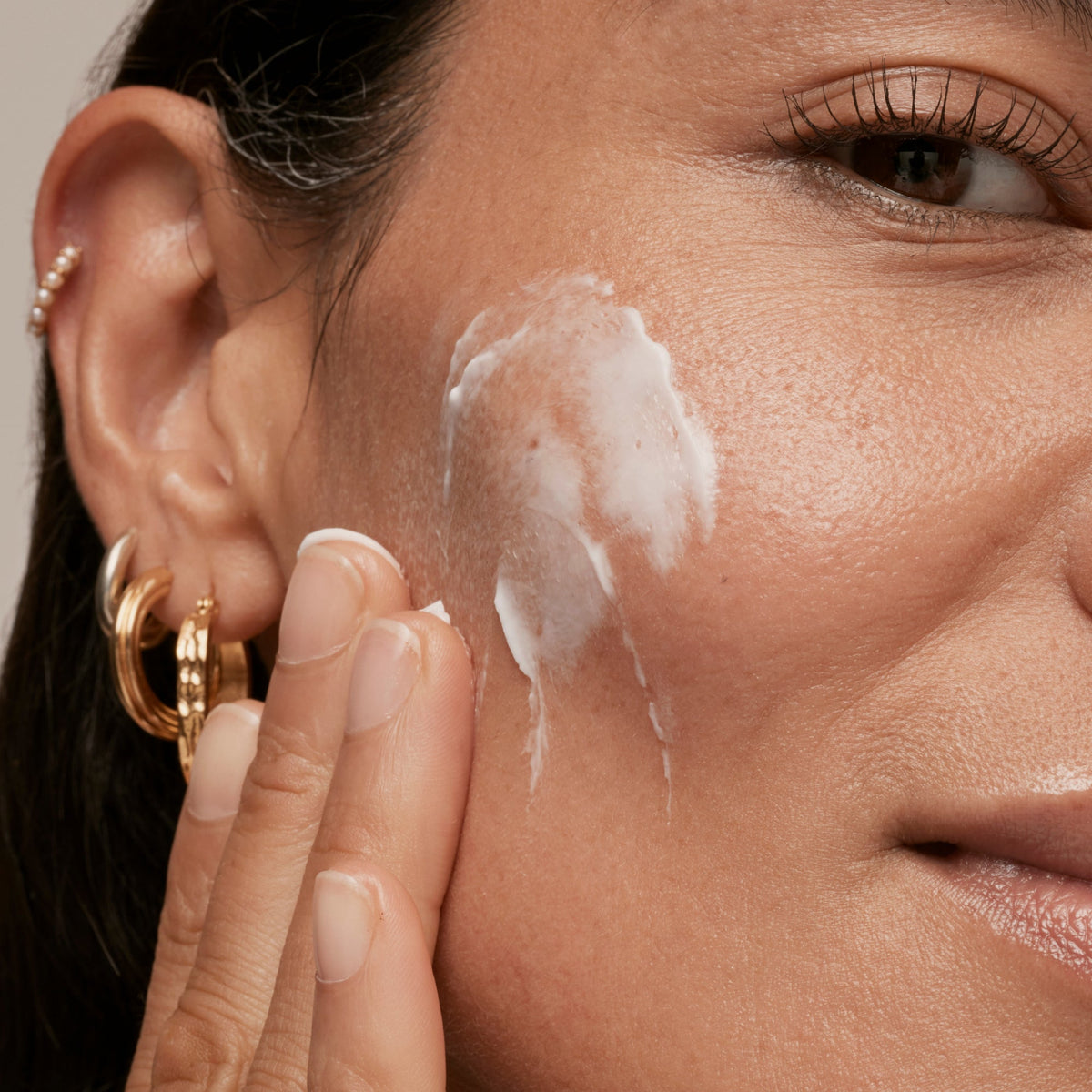 simple-skincare-cleanser-and-ceramide-moisturizer-duo-y1 INKEY_DTC_Bio-ActiveCeramide_Ppage_Model_02_dd0fc443-e441-4e82-ac65-ebe93c1b6365_1.jpg